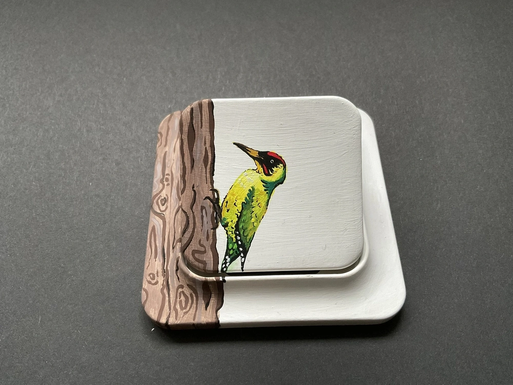 Schalter mit einem Grünspecht bemalt