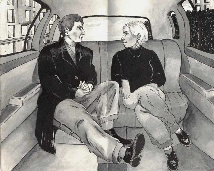 Eine junge Frau und ein Mann, die sich auf der Rückbank eines Autos unterhalten