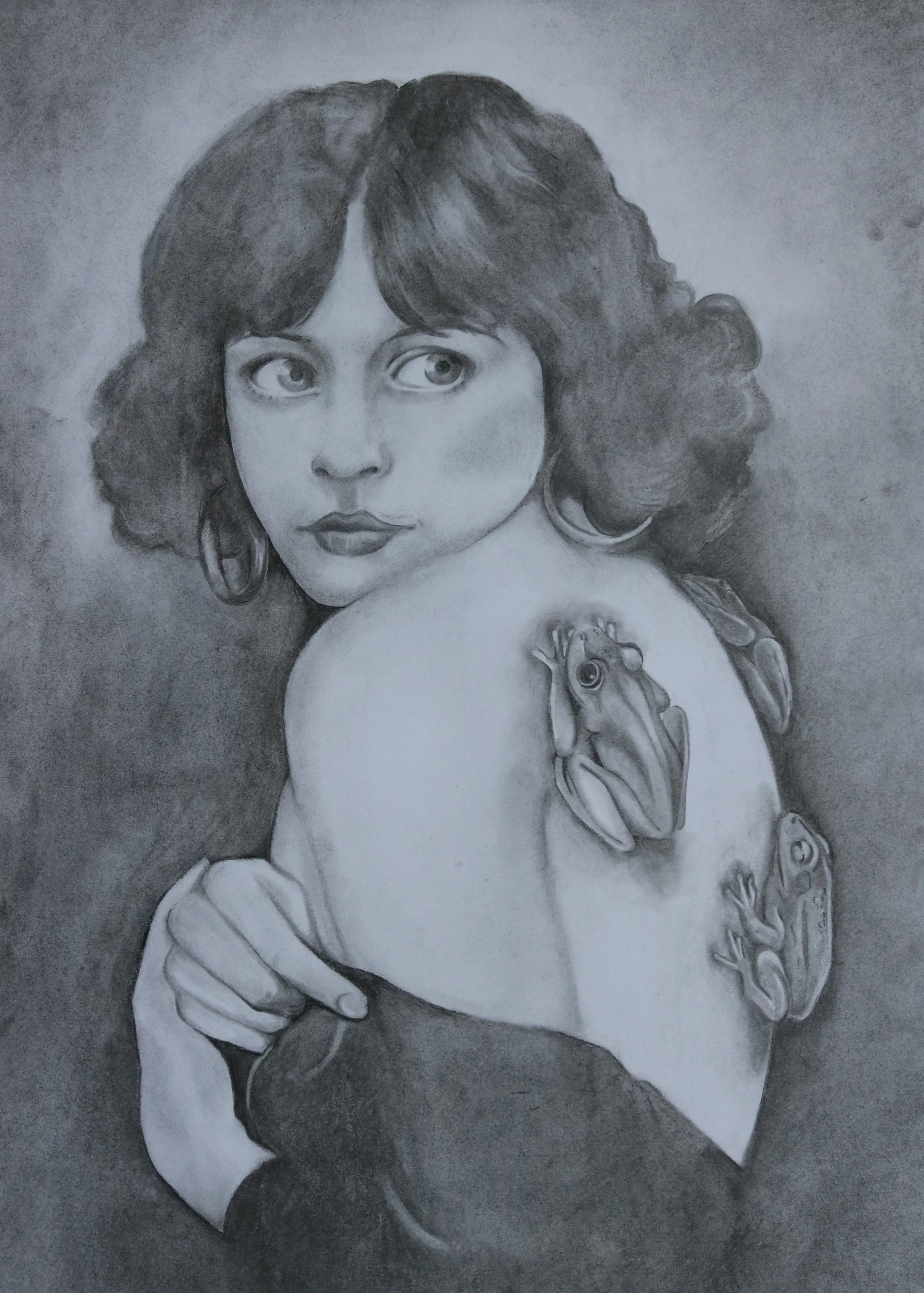 Portrait einer Frau mit vielen Fröschen