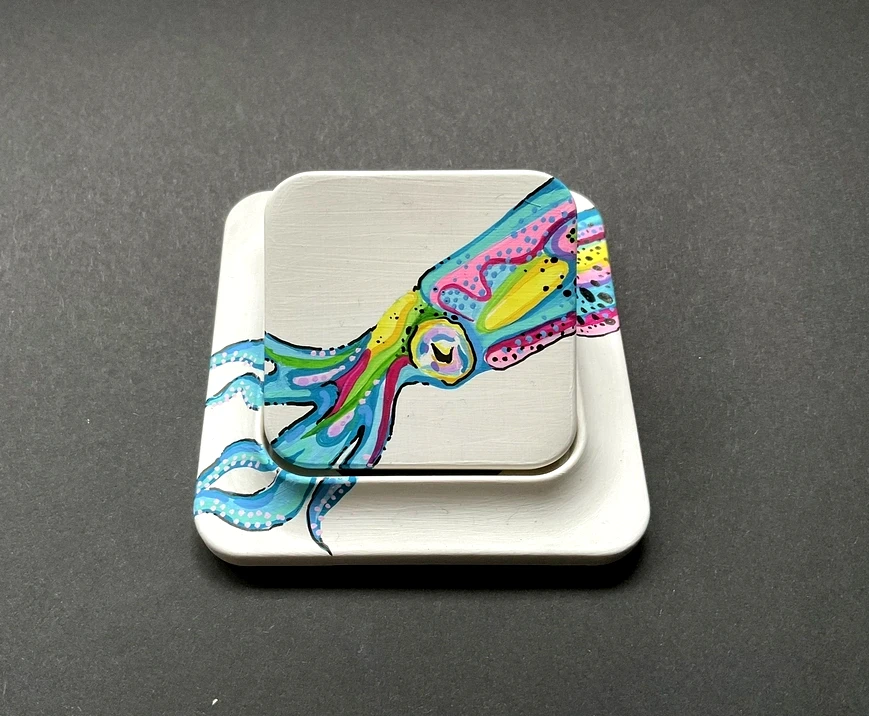 Schalter mit einem bunten Kraken bemalt