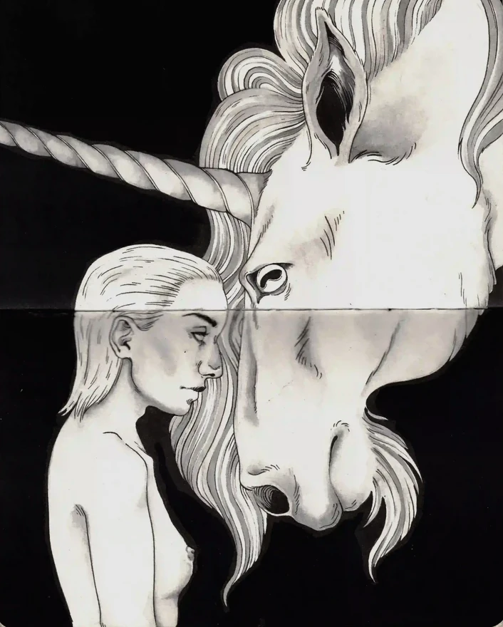 Frau mit nacktem Oberkörper steht vor einem Einhorn